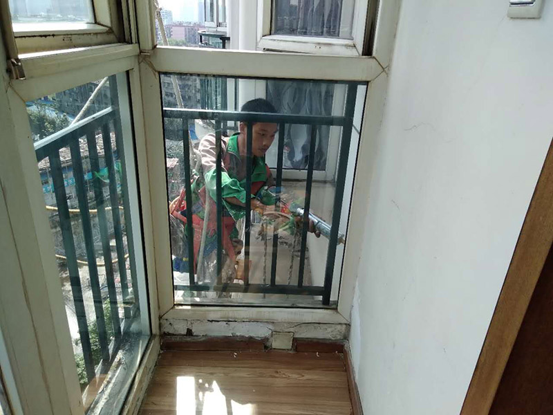 窗戶打膠維修：修補(bǔ)膠是針對(duì)塑鋼在安裝，及運(yùn)輸過程中出現(xiàn)的細(xì)小及明顯的裂縫用來修補(bǔ)的膠，有點(diǎn)像牙膏一樣，使用方法，將修補(bǔ)面徹底清洗干凈，干燥，用美工刀片順著裂縫刮出1-2mm的倒角口，再將膠刮入裂縫中，用刀片修平，待到膠體7分干的時(shí)候再用刀片將裂縫周圍多余的膠修去，如果感覺效果還是不好的話，等到膠體完全干透以后用1500號(hào)以上的水砂紙蘸水輕輕打磨即可。
師傅有專門打膠的工具，打膠完成后要用手抹平！像劑牙膏一樣將修補(bǔ)膠涂在需修正的地方，等干后用鏟鏟平，再用細(xì)紗紙磨平。擠出來直接涂在裂縫上抹平。