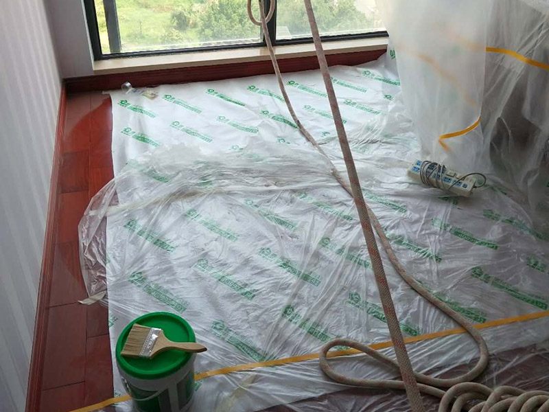 墻面頂部修補(bǔ)：1、看墻面是不是抹灰層已經(jīng)松動，如果松動直接砸掉，重新抹灰直到結(jié)實(shí)了為止。2、如果墻面是石膏板墻面就貼紙質(zhì)的繃帶在接縫處。3、如果墻面縫只有幾毫米不補(bǔ)難看可以鏟了膩?zhàn)樱诳p隙補(bǔ)水泥或者石膏（最好攙點(diǎn)膠）。4、搞定了以后貼繃帶刮平膩?zhàn)印?、等干了后打磨滾刷乳膠漆。對于局部剝落比較嚴(yán)重的情況，就有必要考慮是否是墻面基底根本沒做好的原因。將原墻體鏟除至墻面基層，用界面劑或者封固底漆重新涂刷一遍，再按照粉刷石膏找平、貼網(wǎng)格布(加固防裂)、批刮墻襯三遍后打磨平整，整個基層質(zhì)量此時就會好很多。