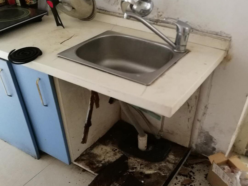 水槽管道維修：1.水槽出水口漏水
如果水槽漏水原因是水槽出水口漏水，一般來講，應該是水槽內(nèi)的軸心墊片損壞了，只要將軸心墊更換一個就可以了。用鉗子將壓蓋拴進行旋轉(zhuǎn)，轉(zhuǎn)松后取下，用夾子將磨碎的軸心墊片取出換上新的即可。
2.水槽和臺面間的銜接松動，積水溺到臺面，并漏到櫥柜里
買好玻璃膠條，并將玻璃膠密封于水槽和臺面間的銜接處。
3.水槽下水管漏水
無論是上面的接口漏水，還是水槽下水管與地下的下水管間漏水，問題均出在橡膠墊上，橡膠墊老化或是開裂，都會出現(xiàn)漏水，這時只需把這個橡膠墊拆開并更換一個便可。
4.水槽本身漏水
用防水膩子涂抹水槽漏水處。
5.水槽零件壞或松動
先仔細檢查角閥、螺絲和膠墊等位置，看是不是因使用太久，出現(xiàn)腐蝕和老化問題，若是如此，建議重新更換一個。
6.水槽栓下面縫隙漏水
水槽栓下面縫隙漏水的因為可能是壓蓋內(nèi)三角密封墊磨損導致的。這時，只要用工具將龍頭的螺絲旋轉(zhuǎn)，轉(zhuǎn)松后取下螺絲和拴頭，將壓蓋弄松取下，接著將壓蓋內(nèi)的三角密封墊取出，換上一個新的三角密封墊就可以了。