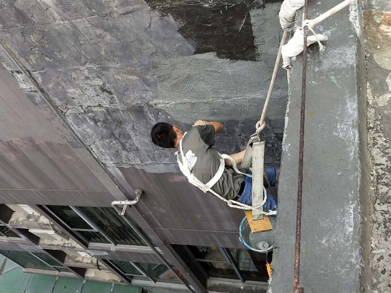 外墻防水維修：1、基層處理：首先要將基層表面的灰塵等清理干凈，一些脆裂的舊層和不耐水的涂層要鏟除，如果有凹處可以用水泥砂漿抹平，小的孔洞和裂縫用水泥乳修補好。 2、刷底膠： 刷底膠時，先要將墻面專用的膠水按照說明上的比例上加水進行稀釋，然后在基層處理好的墻面上用輥筒均勻地涂刷一至二遍膠水打底，涂層膠水要均勻，也不能涂得過多和過少。 3、局部補膩子：基層打底干燥后，用膩子找補不平之處，干后砂平。成品膩子使用前應(yīng)攪勻，膩子偏稠時可酌量加清水調(diào)節(jié)。 4、滿刮膩子：將調(diào)配好的膩子放在托板上，用橡皮刮板進行涂刷，建議從上往下涂，基層一般要涂刷2-3遍，每一遍的膩子不能太厚，膩子涂刷后要及時用砂紙打磨，打磨時力底要適中，不能有波浪形等，打磨好后掃去灰塵就可以了。 5、刷底涂料：底料按照產(chǎn)品說明書進行稀釋然后攪拌均勻，用滾筒在墻面涂刷，要均勻，不要漏刷，也不能刷得太厚，底料干后如果有要修補的地方，建議用膩子修復(fù)然后砂平。