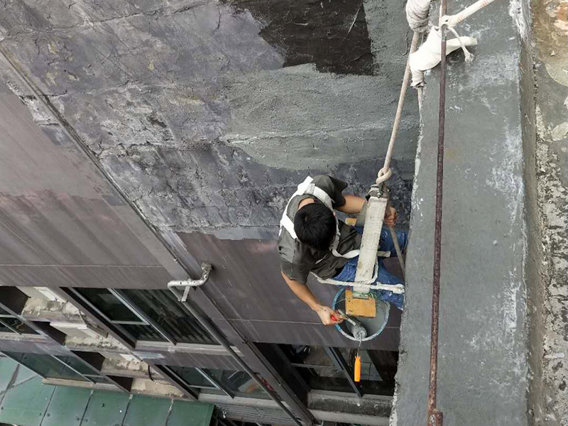 外墻防水維修：1、基層處理：首先要將基層表面的灰塵等清理干凈，一些脆裂的舊層和不耐水的涂層要鏟除，如果有凹處可以用水泥砂漿抹平，小的孔洞和裂縫用水泥乳修補好。 2、刷底膠： 刷底膠時，先要將墻面專用的膠水按照說明上的比例上加水進行稀釋，然后在基層處理好的墻面上用輥筒均勻地涂刷一至二遍膠水打底，涂層膠水要均勻，也不能涂得過多和過少。 3、局部補膩子：基層打底干燥后，用膩子找補不平之處，干后砂平。成品膩子使用前應(yīng)攪勻，膩子偏稠時可酌量加清水調(diào)節(jié)。 4、滿刮膩子：將調(diào)配好的膩子放在托板上，用橡皮刮板進行涂刷，建議從上往下涂，基層一般要涂刷2-3遍，每一遍的膩子不能太厚，膩子涂刷后要及時用砂紙打磨，打磨時力底要適中，不能有波浪形等，打磨好后掃去灰塵就可以了。 5、刷底涂料：底料按照產(chǎn)品說明書進行稀釋然后攪拌均勻，用滾筒在墻面涂刷，要均勻，不要漏刷，也不能刷得太厚，底料干后如果有要修補的地方，建議用膩子修復(fù)然后砂平。
