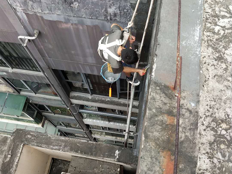 外墻防水維修：1、基層處理：首先要將基層表面的灰塵等清理干凈，一些脆裂的舊層和不耐水的涂層要鏟除，如果有凹處可以用水泥砂漿抹平，小的孔洞和裂縫用水泥乳修補好。 2、刷底膠： 刷底膠時，先要將墻面專用的膠水按照說明上的比例上加水進行稀釋，然后在基層處理好的墻面上用輥筒均勻地涂刷一至二遍膠水打底，涂層膠水要均勻，也不能涂得過多和過少。 3、局部補膩子：基層打底干燥后，用膩子找補不平之處，干后砂平。成品膩子使用前應(yīng)攪勻，膩子偏稠時可酌量加清水調(diào)節(jié)。 4、滿刮膩子：將調(diào)配好的膩子放在托板上，用橡皮刮板進行涂刷，建議從上往下涂，基層一般要涂刷2-3遍，每一遍的膩子不能太厚，膩子涂刷后要及時用砂紙打磨，打磨時力底要適中，不能有波浪形等，打磨好后掃去灰塵就可以了。 5、刷底涂料：底料按照產(chǎn)品說明書進行稀釋然后攪拌均勻，用滾筒在墻面涂刷，要均勻，不要漏刷，也不能刷得太厚，底料干后如果有要修補的地方，建議用膩子修復(fù)然后砂平。