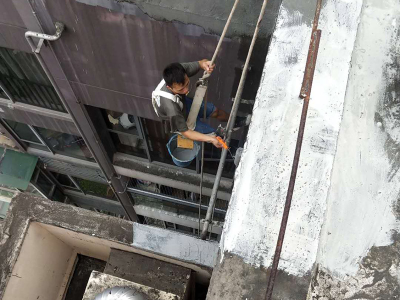 外墻防水維修：1、基層處理：首先要將基層表面的灰塵等清理干凈，一些脆裂的舊層和不耐水的涂層要鏟除，如果有凹處可以用水泥砂漿抹平，小的孔洞和裂縫用水泥乳修補好。 2、刷底膠： 刷底膠時，先要將墻面專用的膠水按照說明上的比例上加水進行稀釋，然后在基層處理好的墻面上用輥筒均勻地涂刷一至二遍膠水打底，涂層膠水要均勻，也不能涂得過多和過少。 3、局部補膩子：基層打底干燥后，用膩子找補不平之處，干后砂平。成品膩子使用前應(yīng)攪勻，膩子偏稠時可酌量加清水調(diào)節(jié)。 4、滿刮膩子：將調(diào)配好的膩子放在托板上，用橡皮刮板進行涂刷，建議從上往下涂，基層一般要涂刷2-3遍，每一遍的膩子不能太厚，膩子涂刷后要及時用砂紙打磨，打磨時力底要適中，不能有波浪形等，打磨好后掃去灰塵就可以了。 5、刷底涂料：底料按照產(chǎn)品說明書進行稀釋然后攪拌均勻，用滾筒在墻面涂刷，要均勻，不要漏刷，也不能刷得太厚，底料干后如果有要修補的地方，建議用膩子修復(fù)然后砂平。