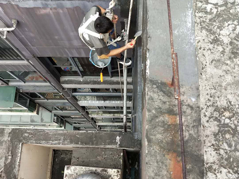 外墻防水維修：1、基層處理：首先要將基層表面的灰塵等清理干凈，一些脆裂的舊層和不耐水的涂層要鏟除，如果有凹處可以用水泥砂漿抹平，小的孔洞和裂縫用水泥乳修補好。 2、刷底膠： 刷底膠時，先要將墻面專用的膠水按照說明上的比例上加水進行稀釋，然后在基層處理好的墻面上用輥筒均勻地涂刷一至二遍膠水打底，涂層膠水要均勻，也不能涂得過多和過少。 3、局部補膩子：基層打底干燥后，用膩子找補不平之處，干后砂平。成品膩子使用前應(yīng)攪勻，膩子偏稠時可酌量加清水調(diào)節(jié)。 4、滿刮膩子：將調(diào)配好的膩子放在托板上，用橡皮刮板進行涂刷，建議從上往下涂，基層一般要涂刷2-3遍，每一遍的膩子不能太厚，膩子涂刷后要及時用砂紙打磨，打磨時力底要適中，不能有波浪形等，打磨好后掃去灰塵就可以了。 5、刷底涂料：底料按照產(chǎn)品說明書進行稀釋然后攪拌均勻，用滾筒在墻面涂刷，要均勻，不要漏刷，也不能刷得太厚，底料干后如果有要修補的地方，建議用膩子修復(fù)然后砂平。