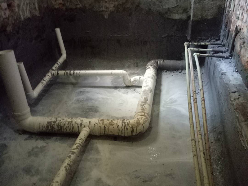 廁所防水保護維修：防水施工前要清掃干凈，防止石粒和雜物將雨水口、雨水管堵塞.。 防水施工完成后，要及時將防水保護層做好，防止破壞。 在施工中運送材料的手推車支腿應(yīng)用庶布或膠皮包扎好，防止將防水層刮破，并安排防水人員隨時檢查，一但發(fā)現(xiàn)有刮破的，要及時進行修補。 在施工防水時，要注意防止對屋面及其他已做完墻面的污染。 水落口處在施工時，要做臨時封閉，防止管內(nèi)堵塞。 屋面防水施工時，嚴禁穿帶釘子的鞋作業(yè)。