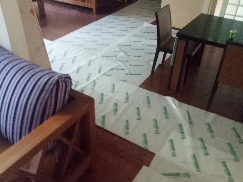 廁所防水保護維修：防水施工前要清掃干凈，防止石粒和雜物將雨水口、雨水管堵塞.。 防水施工完成后，要及時將防水保護層做好，防止破壞。 在施工中運送材料的手推車支腿應(yīng)用庶布或膠皮包扎好，防止將防水層刮破，并安排防水人員隨時檢查，一但發(fā)現(xiàn)有刮破的，要及時進行修補。 在施工防水時，要注意防止對屋面及其他已做完墻面的污染。 水落口處在施工時，要做臨時封閉，防止管內(nèi)堵塞。 屋面防水施工時，嚴禁穿帶釘子的鞋作業(yè)。