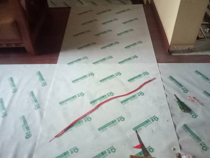 廁所防水保護維修：防水施工前要清掃干凈，防止石粒和雜物將雨水口、雨水管堵塞.。 防水施工完成后，要及時將防水保護層做好，防止破壞。 在施工中運送材料的手推車支腿應(yīng)用庶布或膠皮包扎好，防止將防水層刮破，并安排防水人員隨時檢查，一但發(fā)現(xiàn)有刮破的，要及時進行修補。 在施工防水時，要注意防止對屋面及其他已做完墻面的污染。 水落口處在施工時，要做臨時封閉，防止管內(nèi)堵塞。 屋面防水施工時，嚴禁穿帶釘子的鞋作業(yè)。