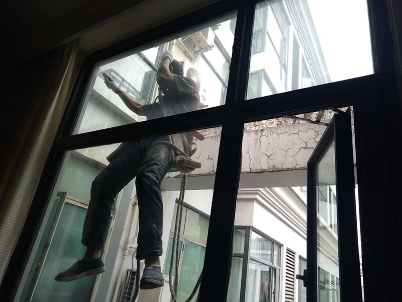 窗戶(hù)打膠翻新：1.門(mén)窗打膠，安裝地板窗框時(shí)，應(yīng)連接水平和垂直拉線(xiàn)。每層的水平相同，上側(cè)和下側(cè)是直的。當(dāng)窗框和墻壁固定時(shí)，首先固定上框架，固定后框架，并用塑料膨脹螺栓固定。 2.孔與開(kāi)口之間的膨脹節(jié)內(nèi)腔填充有閉孔泡沫，發(fā)泡劑等彈性材料，表面用密封膠密封。門(mén)窗的安裝必須牢固。嵌入式部件的數(shù)量，位置和埋設(shè)連接方法必須符合設(shè)計(jì)要求。用于固定每根鋼筋的緊固件必須不小于3，間距不應(yīng)超過(guò)300毫米。與鋼制端部的距離不應(yīng)超過(guò)100毫米。