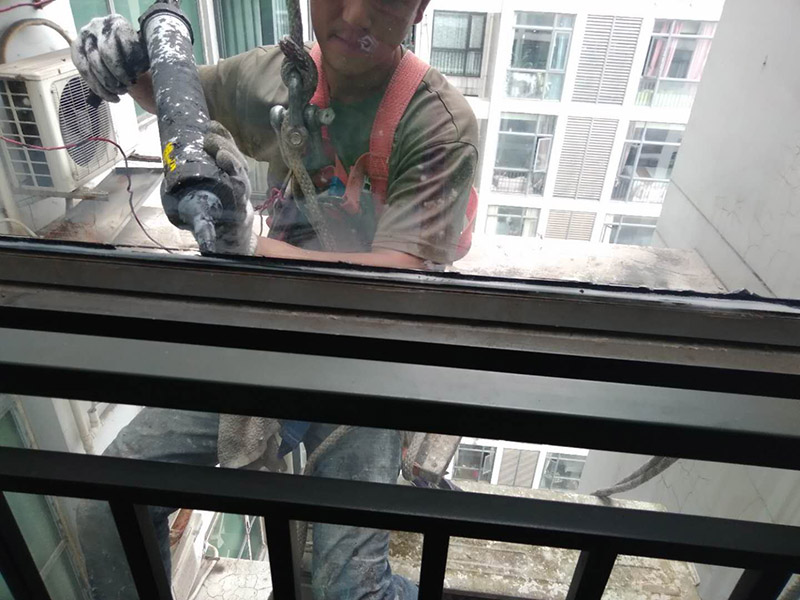 窗戶(hù)打膠翻新：1.門(mén)窗打膠，安裝地板窗框時(shí)，應(yīng)連接水平和垂直拉線(xiàn)。每層的水平相同，上側(cè)和下側(cè)是直的。當(dāng)窗框和墻壁固定時(shí)，首先固定上框架，固定后框架，并用塑料膨脹螺栓固定。 2.孔與開(kāi)口之間的膨脹節(jié)內(nèi)腔填充有閉孔泡沫，發(fā)泡劑等彈性材料，表面用密封膠密封。門(mén)窗的安裝必須牢固。嵌入式部件的數(shù)量，位置和埋設(shè)連接方法必須符合設(shè)計(jì)要求。用于固定每根鋼筋的緊固件必須不小于3，間距不應(yīng)超過(guò)300毫米。與鋼制端部的距離不應(yīng)超過(guò)100毫米。