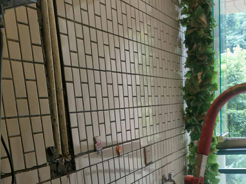 水管維修改造：　1、開槽。先彈線，再開槽，管路開槽按照要求必須是平行線和垂直線。對于平行走線的管路一律控制在60-90厘米高，如果安裝了水龍頭的管路記得要能夠垂直。
2、安裝。管道分為冷水管和熱水管，暗藏管道要杜絕使用鍍鋅鐵管?？梢酝ㄟ^施工人員和業(yè)主商量水域和使用功能，安排水電師傅排放安裝好的所有水龍頭和用水位置。要是沒有完整圖紙的和業(yè)主溝通增加現(xiàn)場定位水路使用功能。
3、檢驗。一定要對管道進(jìn)行檢查，關(guān)系到以后水路安全問題，我們可以通過試壓方法做管道檢查，試壓是管道檢查滲漏的方法之一，可以先堵頭將所有內(nèi)絲堵死。用壓力表打壓(家裝一般6--8kg)試水。打壓之后檢查所有管道所有接頭。
　4、防水。水路管道裝好之后，用水泥沙子混合封好衛(wèi)生間的線槽，等線槽和地面干后，再次清洗地面和墻面，墻地面水分干了就可以做防水，墻面防水最好在80cm以上高。要是廚房墻背面有家具的墻面，必須做滿墻，才能帶來好的防潮效果。
5、電路開槽。和業(yè)主商量用電功能和要求之后，和電工師傅交底，彈好平行和垂直開槽。
6、電路布線。對于電路布線家用2.5&mdash;6平米以上銅芯線、16mm以上線管。而強(qiáng)弱電線管與暗合要分開。