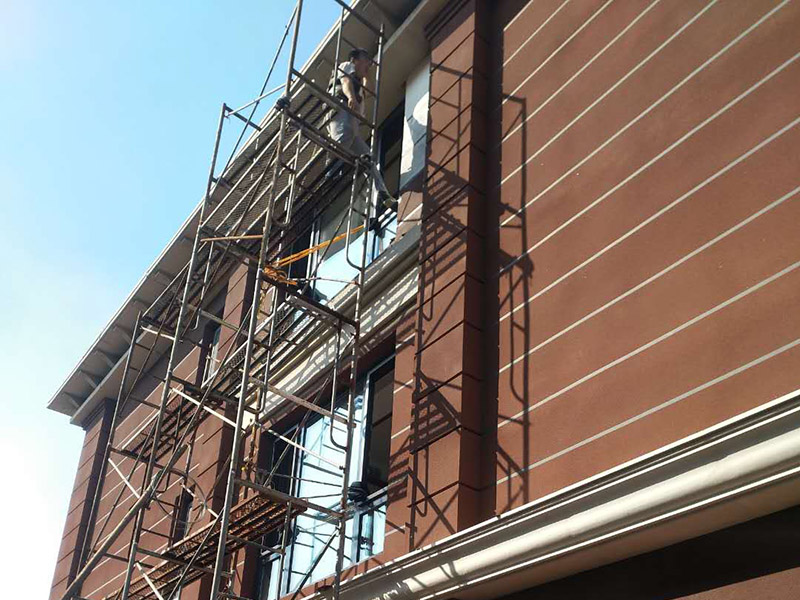 外墻墻面鏟除：1、清理墻面：舊墻面在翻新前一定要做墻面基底處置，粉化嚴(yán)重的要全部鏟除，鏟除后抹上一層白水泥。2、 涂刷底漆：墻面底漆的作用是抗堿防潮、封固基材、維護(hù)面漆，進(jìn)步面漆的質(zhì)感和遮蓋力。3、大面積修補(bǔ)：曾經(jīng)上好面漆的墻面要修補(bǔ)會(huì)比較省事，容易產(chǎn)生色差，材料的運(yùn)用時(shí)間不同，質(zhì)量也難以保證，很難抵達(dá)理想效果。4、防色差：墻面色差是修補(bǔ)墻面時(shí)需求盡量避免的。為此，應(yīng)該留意按照油漆桶的說(shuō)明配比、涂刷，好預(yù)算好用量。