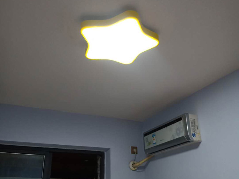 燈具插座安裝：1、吊燈：吊燈安裝在混凝土頂面上時，可采用預埋件、穿透螺栓及脹管螺栓緊固/2、吸頂燈：吸頂燈有圓形、方形或矩形底座（底盤），底座大小不等。3、壁燈根據(jù)底座的構造可采用底臺或不用底臺，用底臺時應先固定底臺，然后再將壁燈固定在底臺上。4、筒燈：根據(jù)筒燈尺寸、安裝位置在吊頂上劃線鉆孔，將吊頂內預留電源線與筒燈連接通，調整筒燈固定彈簧片的蝶形螺母，使彈簧片的高度與吊頂厚度相同，把筒燈推入吊頂開孔處 , 并裝上合適的燈泡。