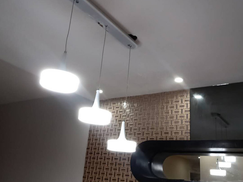 燈具插座安裝：1、吊燈：吊燈安裝在混凝土頂面上時，可采用預埋件、穿透螺栓及脹管螺栓緊固/2、吸頂燈：吸頂燈有圓形、方形或矩形底座（底盤），底座大小不等。3、壁燈根據(jù)底座的構造可采用底臺或不用底臺，用底臺時應先固定底臺，然后再將壁燈固定在底臺上。4、筒燈：根據(jù)筒燈尺寸、安裝位置在吊頂上劃線鉆孔，將吊頂內預留電源線與筒燈連接通，調整筒燈固定彈簧片的蝶形螺母，使彈簧片的高度與吊頂厚度相同，把筒燈推入吊頂開孔處 , 并裝上合適的燈泡。