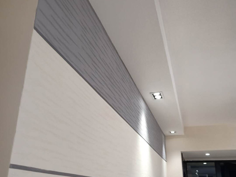 燈具插座安裝：1、吊燈：吊燈安裝在混凝土頂面上時，可采用預埋件、穿透螺栓及脹管螺栓緊固/2、吸頂燈：吸頂燈有圓形、方形或矩形底座（底盤），底座大小不等。3、壁燈根據(jù)底座的構造可采用底臺或不用底臺，用底臺時應先固定底臺，然后再將壁燈固定在底臺上。4、筒燈：根據(jù)筒燈尺寸、安裝位置在吊頂上劃線鉆孔，將吊頂內預留電源線與筒燈連接通，調整筒燈固定彈簧片的蝶形螺母，使彈簧片的高度與吊頂厚度相同，把筒燈推入吊頂開孔處 , 并裝上合適的燈泡。