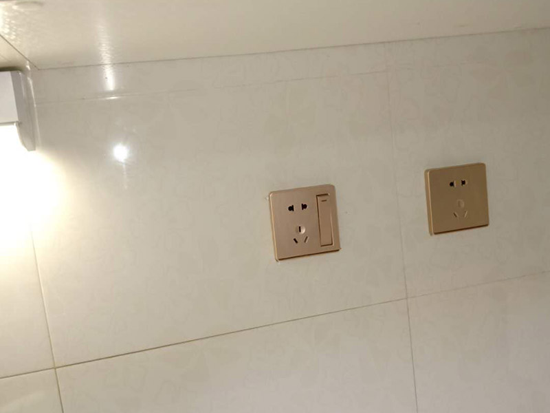 燈具插座安裝：1、吊燈：吊燈安裝在混凝土頂面上時，可采用預埋件、穿透螺栓及脹管螺栓緊固/2、吸頂燈：吸頂燈有圓形、方形或矩形底座（底盤），底座大小不等。3、壁燈根據(jù)底座的構造可采用底臺或不用底臺，用底臺時應先固定底臺，然后再將壁燈固定在底臺上。4、筒燈：根據(jù)筒燈尺寸、安裝位置在吊頂上劃線鉆孔，將吊頂內預留電源線與筒燈連接通，調整筒燈固定彈簧片的蝶形螺母，使彈簧片的高度與吊頂厚度相同，把筒燈推入吊頂開孔處 , 并裝上合適的燈泡。