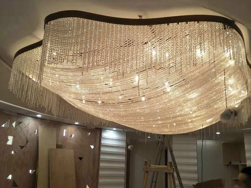 大型吊燈安裝：首先大致尺寸要測量好，確定位置；然后石膏板上鉆孔，然后埋設(shè)鐵件五金配件或者木條，用黏貼劑或者水泥漿將空洞的周邊補齊，等到差不多干燥了再接下來做。接著把鐵件或者木條固定，這是吊燈安裝的重要步驟，如果沒有固定好，使用壽命會受到影響。電線通過吊桿引入到燈芯里面，如果配套燈帶使用開關(guān)的，穿線的時候要注意線路的走向。最后就是燈罩、燈臂的安裝。用看、螺絲刀等工具將燈罩組裝好，安裝好后，通電試試就可以了，根據(jù)實際情況稍微調(diào)整下。