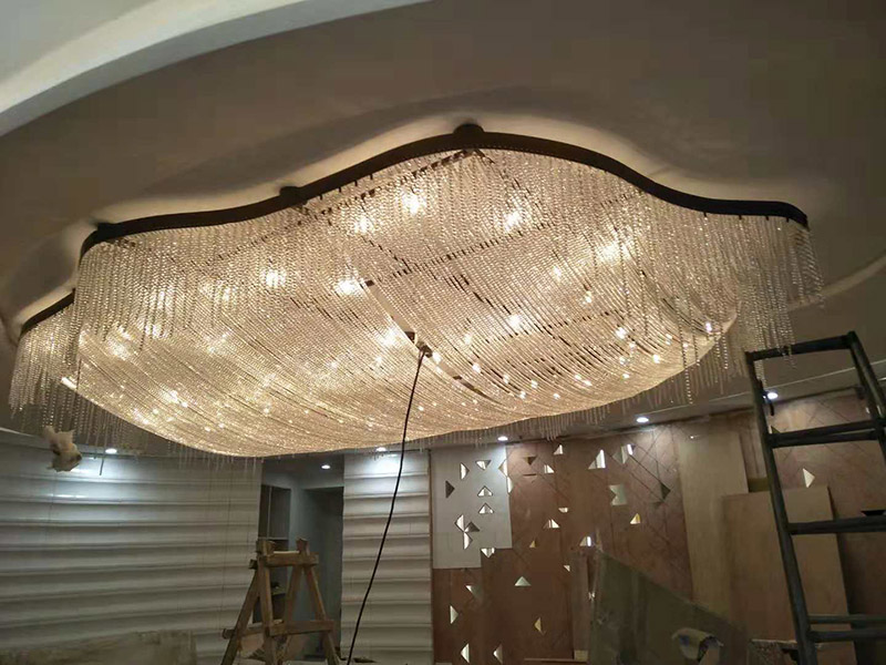 大型吊燈安裝：首先大致尺寸要測量好，確定位置；然后石膏板上鉆孔，然后埋設(shè)鐵件五金配件或者木條，用黏貼劑或者水泥漿將空洞的周邊補齊，等到差不多干燥了再接下來做。接著把鐵件或者木條固定，這是吊燈安裝的重要步驟，如果沒有固定好，使用壽命會受到影響。電線通過吊桿引入到燈芯里面，如果配套燈帶使用開關(guān)的，穿線的時候要注意線路的走向。最后就是燈罩、燈臂的安裝。用看、螺絲刀等工具將燈罩組裝好，安裝好后，通電試試就可以了，根據(jù)實際情況稍微調(diào)整下。