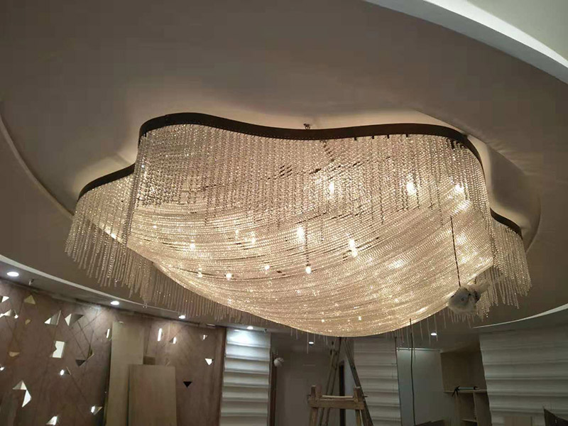 大型吊燈安裝：首先大致尺寸要測量好，確定位置；然后石膏板上鉆孔，然后埋設(shè)鐵件五金配件或者木條，用黏貼劑或者水泥漿將空洞的周邊補齊，等到差不多干燥了再接下來做。接著把鐵件或者木條固定，這是吊燈安裝的重要步驟，如果沒有固定好，使用壽命會受到影響。電線通過吊桿引入到燈芯里面，如果配套燈帶使用開關(guān)的，穿線的時候要注意線路的走向。最后就是燈罩、燈臂的安裝。用看、螺絲刀等工具將燈罩組裝好，安裝好后，通電試試就可以了，根據(jù)實際情況稍微調(diào)整下。