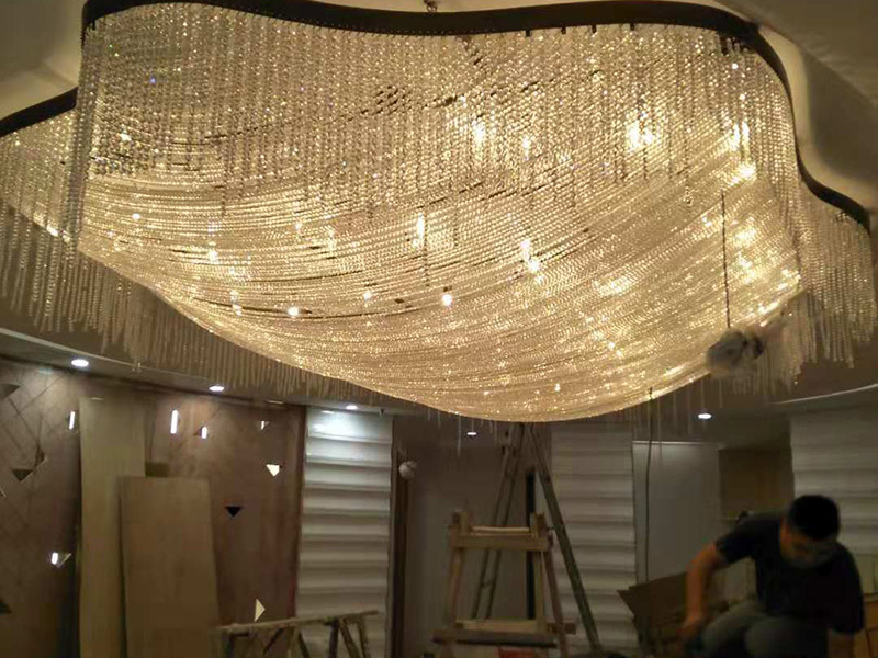 大型吊燈安裝：首先大致尺寸要測量好，確定位置；然后石膏板上鉆孔，然后埋設(shè)鐵件五金配件或者木條，用黏貼劑或者水泥漿將空洞的周邊補齊，等到差不多干燥了再接下來做。接著把鐵件或者木條固定，這是吊燈安裝的重要步驟，如果沒有固定好，使用壽命會受到影響。電線通過吊桿引入到燈芯里面，如果配套燈帶使用開關(guān)的，穿線的時候要注意線路的走向。最后就是燈罩、燈臂的安裝。用看、螺絲刀等工具將燈罩組裝好，安裝好后，通電試試就可以了，根據(jù)實際情況稍微調(diào)整下。