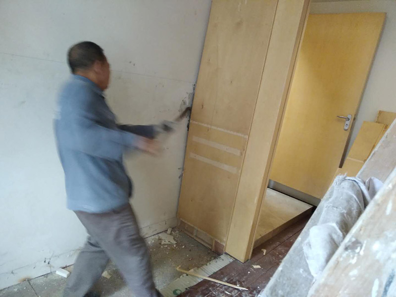 家具拆除維修：首先一般情況下，在組裝家具的時(shí)候，會用到的工具，在拆卸時(shí)同樣用得到，所以，一定要注意工具種類。然后應(yīng)該盡量騰出足夠的空間，家具拆卸的時(shí)候，如果空間不夠是很難完成的，所以，我們可以將家具搬到一個(gè)寬敞的地方，然后進(jìn)行拆卸。在組裝家具的時(shí)候，通常是將家具放倒以后才能進(jìn)行工作，因此，拆卸的時(shí)候，同樣道理，先放倒再拆卸，以免看不清結(jié)構(gòu)導(dǎo)致?lián)p壞家具。在拆卸板式家具的時(shí)候，一定要先拆除小件，也就是一些輔助性的東西，最后在對大的框架進(jìn)行拆除，不要本末倒置，防止大的部分散掉損害小件部分。