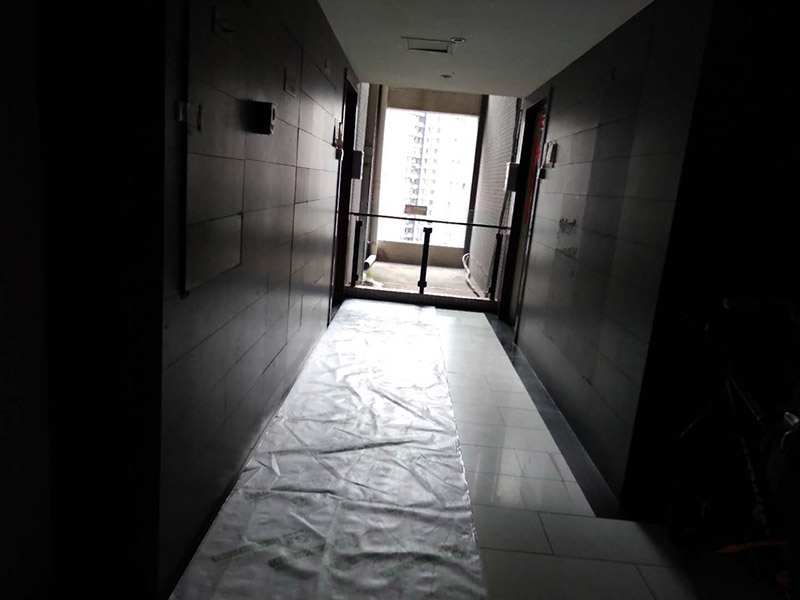 家具拆除維修：首先一般情況下，在組裝家具的時(shí)候，會用到的工具，在拆卸時(shí)同樣用得到，所以，一定要注意工具種類。然后應(yīng)該盡量騰出足夠的空間，家具拆卸的時(shí)候，如果空間不夠是很難完成的，所以，我們可以將家具搬到一個(gè)寬敞的地方，然后進(jìn)行拆卸。在組裝家具的時(shí)候，通常是將家具放倒以后才能進(jìn)行工作，因此，拆卸的時(shí)候，同樣道理，先放倒再拆卸，以免看不清結(jié)構(gòu)導(dǎo)致?lián)p壞家具。在拆卸板式家具的時(shí)候，一定要先拆除小件，也就是一些輔助性的東西，最后在對大的框架進(jìn)行拆除，不要本末倒置，防止大的部分散掉損害小件部分。