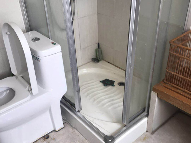 淋浴房維修：.如果淋浴房有底盆，那么首先將底盆安裝好。先將底盆零件組合起來，然后調(diào)節(jié)水平位置。底盆盆內(nèi)不能留有積水。底盆的軟管與地漏連接起來，并且連接牢固?？蚣芙Y(jié)構(gòu)安裝好之后將玻璃嵌入，玻璃底部要夾緊鎖在底盆鉆孔位置，并用螺絲將其固定。頂管要安裝在玻璃上方，確定安裝位置用鉆機鉆孔，安裝好固定座后連接頂管。