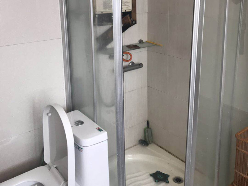 淋浴房維修：.如果淋浴房有底盆，那么首先將底盆安裝好。先將底盆零件組合起來，然后調(diào)節(jié)水平位置。底盆盆內(nèi)不能留有積水。底盆的軟管與地漏連接起來，并且連接牢固?？蚣芙Y(jié)構(gòu)安裝好之后將玻璃嵌入，玻璃底部要夾緊鎖在底盆鉆孔位置，并用螺絲將其固定。頂管要安裝在玻璃上方，確定安裝位置用鉆機鉆孔，安裝好固定座后連接頂管。