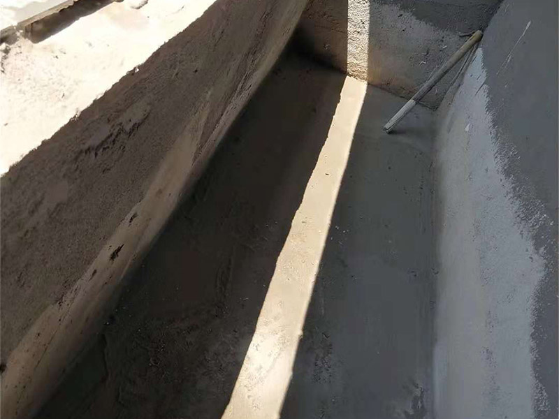 小露臺(tái)防水施工：1、選好防水涂料：涂料選好了，防水就成功了一大半。沒有優(yōu)良的性能和良好的保護(hù)措施，難以達(dá)到要求的耐久年限。所以應(yīng)選擇抗拉強(qiáng)度高、延伸率大、耐老化好的防水材料。 　　2.坡度設(shè)計(jì)：首先要確保地面有坡度，低的一邊為排水口。然后就是要確保陽(yáng)臺(tái)和客廳或陽(yáng)臺(tái)和起居室至少要有2～3公分的高度差。一般情況下要使客廳和陽(yáng)臺(tái)有這樣的高度差其實(shí)是很有難度的，因?yàn)榻ㄖ旧砜赡芨叨炔钪挥?公分左右。建議用一塊大理石板來做裝飾，既實(shí)用又美觀。 　　3.在露臺(tái)地面要確保排水系統(tǒng)的順暢，特別是陽(yáng)臺(tái)養(yǎng)有植物時(shí)要定期清理，防止排水時(shí)堵塞地漏，以防止積水滲透進(jìn)居室。