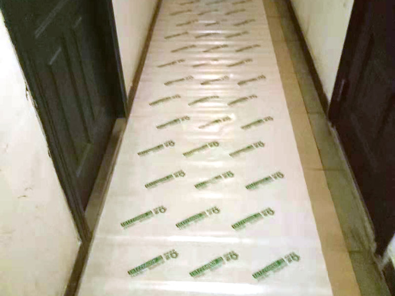 過(guò)道成品保護(hù)：各種裝修物料的進(jìn)場(chǎng)以及各種建筑裝修垃圾的清理，都會(huì)經(jīng)過(guò)入戶(hù)門(mén)，這些物品在搬運(yùn)的過(guò)程中，難免會(huì)和入戶(hù)門(mén)發(fā)生磕碰，造成入戶(hù)門(mén)的磕碰劃傷，所以，第一個(gè)需要做好成品保護(hù)的地方就是入戶(hù)門(mén)。 在裝修開(kāi)工前直到家具進(jìn)場(chǎng)期間，都需要對(duì)入戶(hù)門(mén)進(jìn)行保護(hù)！可以使用成品保護(hù)膜將門(mén)包裹。 地面瓷磚鋪貼完后，用成品保護(hù)膜覆蓋磚面，既可以防止裝修時(shí)的沙子磨傷地面，同時(shí)也能有效地防止油漆涂料等有色液體滴落磚面，造成地面污染。