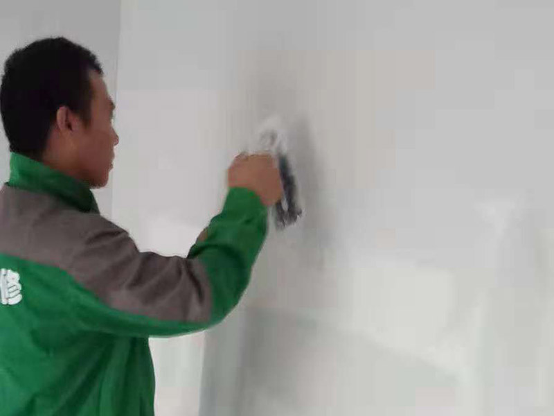 過(guò)道成品保護(hù)：各種裝修物料的進(jìn)場(chǎng)以及各種建筑裝修垃圾的清理，都會(huì)經(jīng)過(guò)入戶(hù)門(mén)，這些物品在搬運(yùn)的過(guò)程中，難免會(huì)和入戶(hù)門(mén)發(fā)生磕碰，造成入戶(hù)門(mén)的磕碰劃傷，所以，第一個(gè)需要做好成品保護(hù)的地方就是入戶(hù)門(mén)。 在裝修開(kāi)工前直到家具進(jìn)場(chǎng)期間，都需要對(duì)入戶(hù)門(mén)進(jìn)行保護(hù)！可以使用成品保護(hù)膜將門(mén)包裹。 地面瓷磚鋪貼完后，用成品保護(hù)膜覆蓋磚面，既可以防止裝修時(shí)的沙子磨傷地面，同時(shí)也能有效地防止油漆涂料等有色液體滴落磚面，造成地面污染。