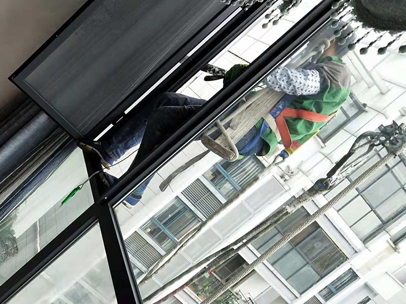 外墻窗戶打膠：在給斷橋鋁門窗打膠的時(shí)候，如果需要在室外才能打膠的話，必須在室外打膠，因?yàn)槿绻銖?qiáng)在室內(nèi)進(jìn)行打膠的話，顯然打出來(lái)的膠會(huì)不均勻，這樣就起不到防水的作用了。其次，在給斷橋鋁門窗打膠的時(shí)候，需要將斷橋鋁門窗邊上的膠帶給處理掉，不要粘在上面就進(jìn)行打膠防水了，這個(gè)也是比較重要的，否則時(shí)間久了之后，膠帶脫膠，防水效果就沒(méi)有了。之后，在給斷橋鋁門窗打膠的時(shí)候，盡可能的使用滿膠，然后用上另外一罐膠繼續(xù)打，這樣打不出來(lái)不美觀之外，還會(huì)出現(xiàn)氣泡，防水效果極差。接著，在給斷橋鋁門窗打膠之前，適當(dāng)?shù)男迯?fù)一下需要打膠的位置，尤其是有一些水泥等藏起來(lái)的物體，因?yàn)槟鞘菚?huì)影響打膠后的效果的，需要處理好再打膠，效果會(huì)好很多。最后，需要處理掉周圍多余的膠，如果出現(xiàn)明顯的氣孔的話，我們只能適當(dāng)補(bǔ)膠，需要用小的頭子來(lái)補(bǔ)膠。