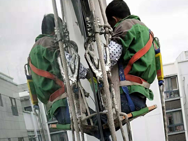 外墻窗戶打膠：在給斷橋鋁門窗打膠的時(shí)候，如果需要在室外才能打膠的話，必須在室外打膠，因?yàn)槿绻銖?qiáng)在室內(nèi)進(jìn)行打膠的話，顯然打出來(lái)的膠會(huì)不均勻，這樣就起不到防水的作用了。其次，在給斷橋鋁門窗打膠的時(shí)候，需要將斷橋鋁門窗邊上的膠帶給處理掉，不要粘在上面就進(jìn)行打膠防水了，這個(gè)也是比較重要的，否則時(shí)間久了之后，膠帶脫膠，防水效果就沒(méi)有了。之后，在給斷橋鋁門窗打膠的時(shí)候，盡可能的使用滿膠，然后用上另外一罐膠繼續(xù)打，這樣打不出來(lái)不美觀之外，還會(huì)出現(xiàn)氣泡，防水效果極差。接著，在給斷橋鋁門窗打膠之前，適當(dāng)?shù)男迯?fù)一下需要打膠的位置，尤其是有一些水泥等藏起來(lái)的物體，因?yàn)槟鞘菚?huì)影響打膠后的效果的，需要處理好再打膠，效果會(huì)好很多。最后，需要處理掉周圍多余的膠，如果出現(xiàn)明顯的氣孔的話，我們只能適當(dāng)補(bǔ)膠，需要用小的頭子來(lái)補(bǔ)膠。