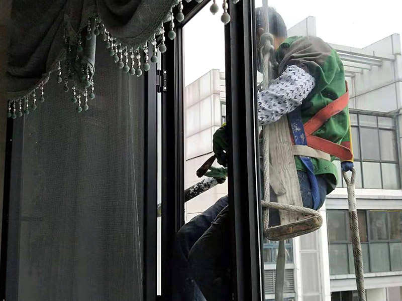 外墻窗戶打膠：在給斷橋鋁門窗打膠的時(shí)候，如果需要在室外才能打膠的話，必須在室外打膠，因?yàn)槿绻銖?qiáng)在室內(nèi)進(jìn)行打膠的話，顯然打出來(lái)的膠會(huì)不均勻，這樣就起不到防水的作用了。其次，在給斷橋鋁門窗打膠的時(shí)候，需要將斷橋鋁門窗邊上的膠帶給處理掉，不要粘在上面就進(jìn)行打膠防水了，這個(gè)也是比較重要的，否則時(shí)間久了之后，膠帶脫膠，防水效果就沒(méi)有了。之后，在給斷橋鋁門窗打膠的時(shí)候，盡可能的使用滿膠，然后用上另外一罐膠繼續(xù)打，這樣打不出來(lái)不美觀之外，還會(huì)出現(xiàn)氣泡，防水效果極差。接著，在給斷橋鋁門窗打膠之前，適當(dāng)?shù)男迯?fù)一下需要打膠的位置，尤其是有一些水泥等藏起來(lái)的物體，因?yàn)槟鞘菚?huì)影響打膠后的效果的，需要處理好再打膠，效果會(huì)好很多。最后，需要處理掉周圍多余的膠，如果出現(xiàn)明顯的氣孔的話，我們只能適當(dāng)補(bǔ)膠，需要用小的頭子來(lái)補(bǔ)膠。