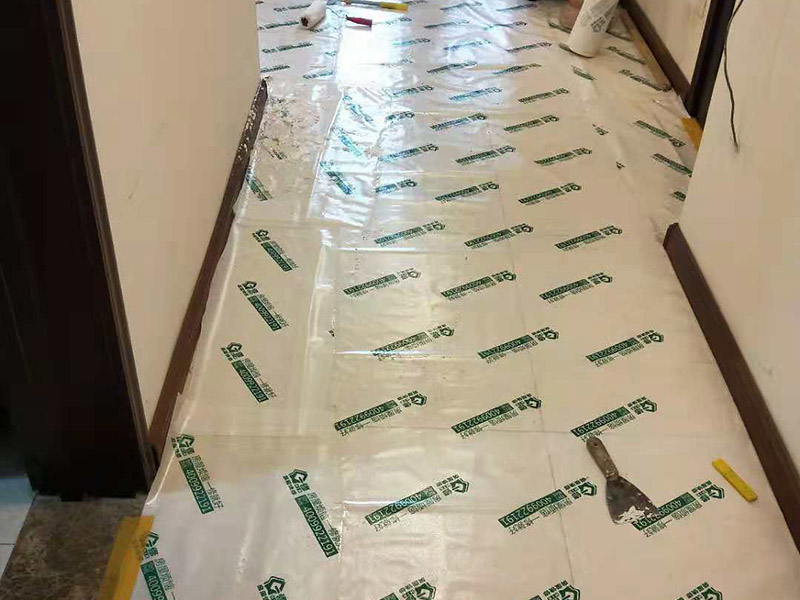 墻面起霉空鼓維修：確定空鼓的具體位置，用粉筆畫出切割線，切割線比空鼓部位寬出不少于100mm。切割線必須整潔規(guī)范，做成長方形或正方形。畫好切割線后用砂輪切割機(jī)切開，禁止未切割就直接打鑿。打鑿必須干凈，清理到基層。掛鋼絲網(wǎng)，噴霧器灑水濕潤。先在底面及四周刷801膠素水泥漿一遍，12小時(shí)內(nèi)進(jìn)行噴水養(yǎng)護(hù)不少于3天。分兩次用和原面層相同材料的1:2水泥砂漿填補(bǔ)并搓平。修補(bǔ)完后用噴霧器噴水養(yǎng)護(hù)不少于3天。