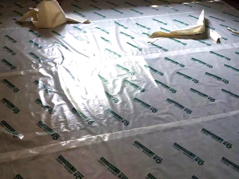 墻面起霉空鼓維修：確定空鼓的具體位置，用粉筆畫出切割線，切割線比空鼓部位寬出不少于100mm。切割線必須整潔規(guī)范，做成長方形或正方形。畫好切割線后用砂輪切割機(jī)切開，禁止未切割就直接打鑿。打鑿必須干凈，清理到基層。掛鋼絲網(wǎng)，噴霧器灑水濕潤。先在底面及四周刷801膠素水泥漿一遍，12小時(shí)內(nèi)進(jìn)行噴水養(yǎng)護(hù)不少于3天。分兩次用和原面層相同材料的1:2水泥砂漿填補(bǔ)并搓平。修補(bǔ)完后用噴霧器噴水養(yǎng)護(hù)不少于3天。