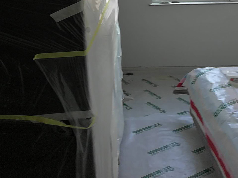 臥室局部改造：老房子裝修是工首步驟，也是最重要的步驟，就是拆改,拆除一些不必要的墻體，改造房屋結(jié)構(gòu)和水電；刮膩子，第一遍刮石膏，硬度好，附著力好干了不容易開裂收縮，填充力好，能堵住墻體上小 眼眼，干了后就不能再出現(xiàn)小眼眼了；第二遍刮的重點就是找平，第三遍進行修補。