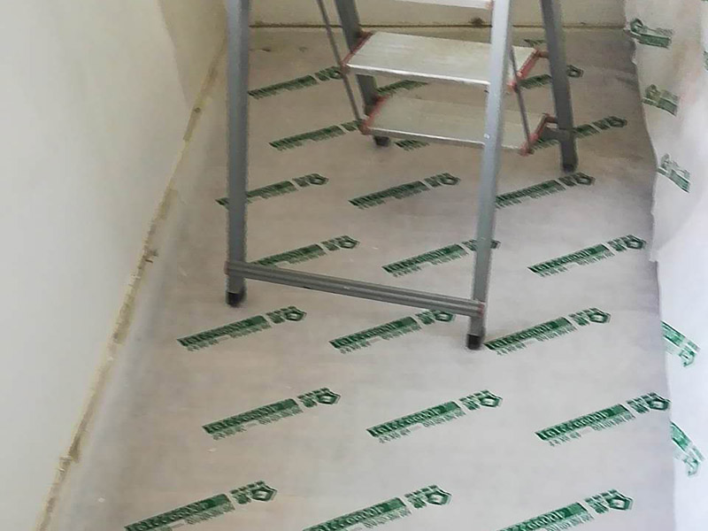 臥室局部改造：老房子裝修是工首步驟，也是最重要的步驟，就是拆改,拆除一些不必要的墻體，改造房屋結(jié)構(gòu)和水電；刮膩子，第一遍刮石膏，硬度好，附著力好干了不容易開裂收縮，填充力好，能堵住墻體上小 眼眼，干了后就不能再出現(xiàn)小眼眼了；第二遍刮的重點就是找平，第三遍進行修補。