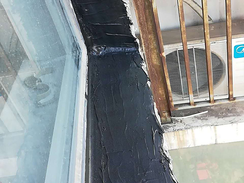 臥室局部改造：老房子裝修是工首步驟，也是最重要的步驟，就是拆改,拆除一些不必要的墻體，改造房屋結(jié)構(gòu)和水電；刮膩子，第一遍刮石膏，硬度好，附著力好干了不容易開裂收縮，填充力好，能堵住墻體上小 眼眼，干了后就不能再出現(xiàn)小眼眼了；第二遍刮的重點就是找平，第三遍進行修補。