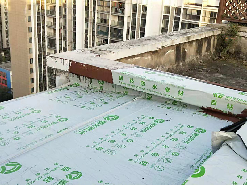 屋頂防水案例：1．在干燥基面上施工防水涂料前應(yīng)先濕潤基面至無明水為準，若基面潮濕但無明水可直接施工。 2．按配比先將防水漿料乳液倒入拌料桶中，然后再將粉料倒入，充分攪拌至均勻、無料粒糊狀，靜置十分鐘后再攪拌一下，效果更佳。 3．用毛刷或滾刷直接將膠漿涂刷在基面上，待第一層完全干透后（約2小時或手擦不粘為準），再涂刷第二遍，兩遍的涂刷方向應(yīng)交錯。 4．在操作進程中應(yīng)保持間斷性攪拌以防止膠漿沉淀。 5．待防水層完全干固后，方可在其上面做砂漿保護層或其它覆蓋層。