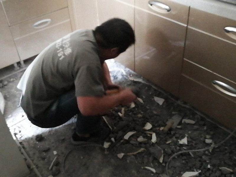 廚房地磚拆除：拆除地面磚最容易的方法是,先想辦法撬開大門口的那塊地磚,因為那塊磚是有一邊露在外面的,比較容易撬開。再用扁的鑿子一片片的往里撬,如果水泥砂漿做得不是特別牢的話,可以用錘子把扁鑿敲進(jìn)地磚和水泥地面中間的縫隙里的,那樣就能把地磚整塊的撬起來。這樣的方法比用錘子從正面敲碎地磚要容易得多。如果順利的話,可能全部能夠撬起來。如果有一小部份撬不起來的。再用錘子敲碎就行了。