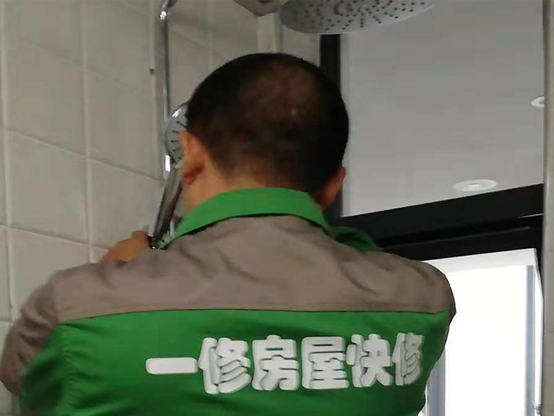 衛(wèi)浴掛件安裝：1、確定好掛架的安裝位置并標注好，為了掛件具有更好的效果，應該避免在墻柱上安裝掛件。確定安裝位置以后，在安裝墊上標記出掛件底座安裝時需要對應的螺孔位置。 2、在標注好的螺孔位置點用電鉆打孔，打孔的直徑最好比需要安裝的螺絲釘直徑大，留一點空隙方便接下來的安裝工作。 3、將五金掛件對應的塑料膨脹管插入到鉆孔內，再用不銹鋼螺絲釘旋轉固定好底座，再將掛件套在底座上，擰緊螺釘固定好掛件即可完成。