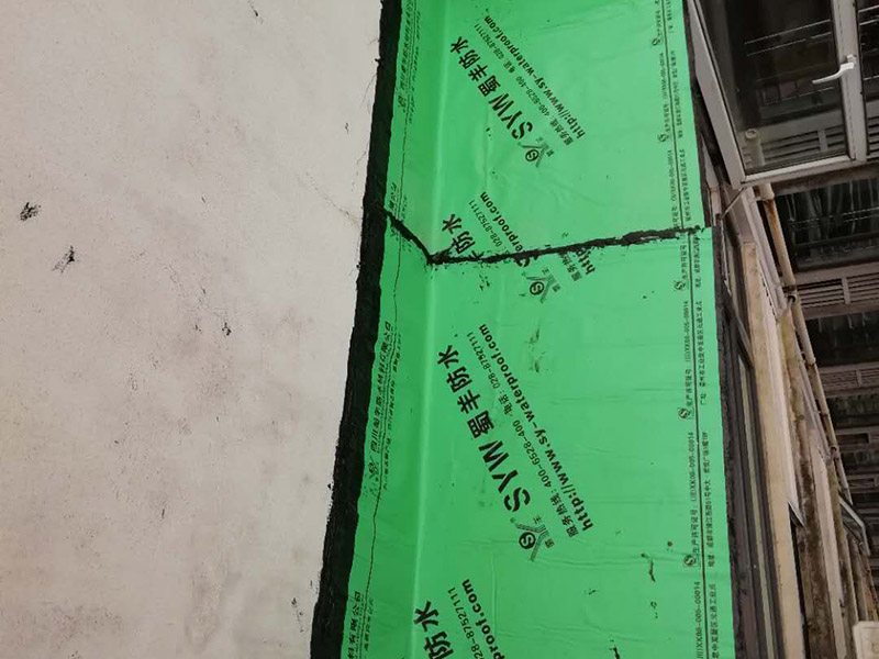 露臺頂補(bǔ)防水維修：施工前應(yīng)先對基層進(jìn)行檢查和清理，發(fā)現(xiàn)薄弱環(huán)節(jié)先行補(bǔ)強(qiáng)，經(jīng)檢查合格后方可進(jìn)行上面防水層的施工。 在施工屋面防水卷材層時(shí)必須保證基層干燥否則會影響防水效果，干燥程度的。檢驗(yàn)方法：是將1㎡卷材平坦地鋪在找平層上，靜置3&mdash;4小時(shí)后掀開檢查，找平層覆蓋部位與卷材上未見水跡即可鋪設(shè)卷材。 防水卷材施工前，首先應(yīng)配瀝青，按當(dāng)日工作量配制，嚴(yán)格用秤計(jì)量。