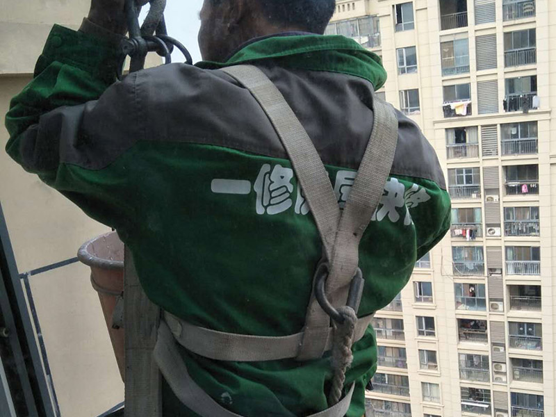 外墻維修：基層清理 &rarr; 澆水濕潤；一般在抹灰前一天，用軟管或膠皮管或噴壺順墻自上而下澆水濕潤，每天宜澆兩次&rarr; 吊垂直、套方、找規(guī)矩、做灰餅 &rarr; 抹水泥勒腳或墻裙 &rarr; 做護(hù)角抹水泥窗臺(tái)、墻面充筋 &rarr; 抹底灰 &rarr; 修補(bǔ)預(yù)留孔洞 &rarr; 抹罩面灰 &rarr; 養(yǎng)護(hù)。