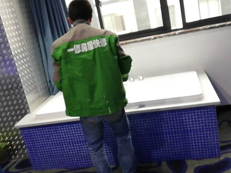 浴缸安裝維修：1、做好管道后，補(bǔ)好開槽部位做防水，24小時蓄水試驗(yàn)確保無滲漏。 2、按正常程序鋪磚，做完。 3、安裝浴缸：用泡沫磚墊好浴缸。浴缸高度一般在600mm以內(nèi)。接好上下水，保持通暢。然后用泡沫磚砌好墻抹灰。注意在下水管相應(yīng)位置留好檢修孔，250x300mm左右。 4、臺子上用什么材料，可以用同式樣的墻磚，馬賽克，人造石，大理石，不銹鋼等都可以，具體看你所喜歡的風(fēng)格。