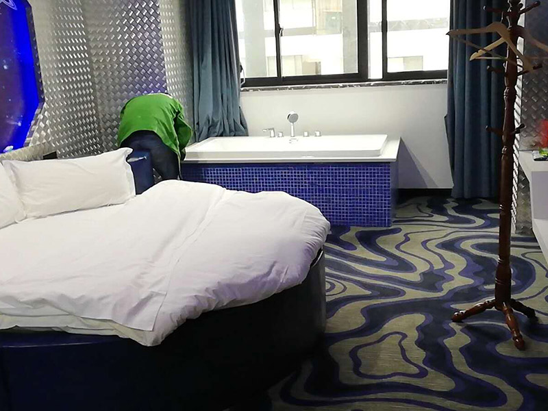 浴缸安裝維修：1、做好管道后，補(bǔ)好開槽部位做防水，24小時蓄水試驗(yàn)確保無滲漏。 2、按正常程序鋪磚，做完。 3、安裝浴缸：用泡沫磚墊好浴缸。浴缸高度一般在600mm以內(nèi)。接好上下水，保持通暢。然后用泡沫磚砌好墻抹灰。注意在下水管相應(yīng)位置留好檢修孔，250x300mm左右。 4、臺子上用什么材料，可以用同式樣的墻磚，馬賽克，人造石，大理石，不銹鋼等都可以，具體看你所喜歡的風(fēng)格。