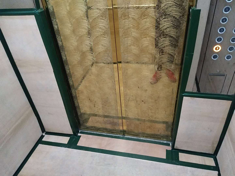 過(guò)道保護(hù)裝修：1、入戶(hù)門(mén)扇進(jìn)行包裹保護(hù)，用透明膠帶將保護(hù)膜粘貼牢固平整。2、過(guò)道整鋪保護(hù)膜，這樣就不會(huì)造成在運(yùn)輸材料過(guò)程中造成過(guò)道瓷磚的損壞。3、過(guò)道電梯、墻壁要保護(hù)膜包裹，用透明膠帶粘貼，防止碰撞造成墻壁的擦掛。 窗戶(hù)玻璃保護(hù)規(guī)范為：只保護(hù)玻璃部分，使用膩?zhàn)幽z水粘實(shí)。