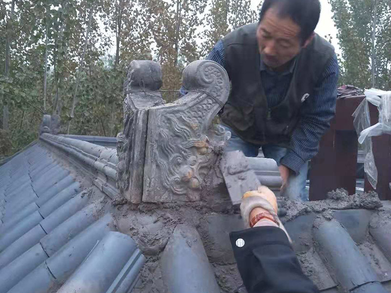 屋頂裝飾瓦安裝：做仿古瓦屋脊一般有三種方法：第一、像作平瓦屋脊一樣，將瓦一片一片地從一個山頭鋪筑到另一個山頭;第二、將瓦片斜成一定的角度并擠緊，有山頭向中間筑脊;第三、先在兩山頭各平放一疊瓦封頭。具體做脊時，一般先在靠近屋脊兩邊的坡屋面上先鋪筑5-6張仰瓦作為分垅的標準，屋脊筑完成后用混合砂漿或紙筋灰將屋脊背及瓦垅的縫堵塞密實、壓緊抹光。