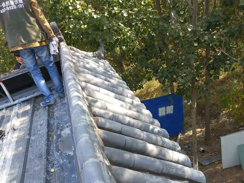 屋頂裝飾瓦安裝：做仿古瓦屋脊一般有三種方法：第一、像作平瓦屋脊一樣，將瓦一片一片地從一個山頭鋪筑到另一個山頭;第二、將瓦片斜成一定的角度并擠緊，有山頭向中間筑脊;第三、先在兩山頭各平放一疊瓦封頭。具體做脊時，一般先在靠近屋脊兩邊的坡屋面上先鋪筑5-6張仰瓦作為分垅的標準，屋脊筑完成后用混合砂漿或紙筋灰將屋脊背及瓦垅的縫堵塞密實、壓緊抹光。