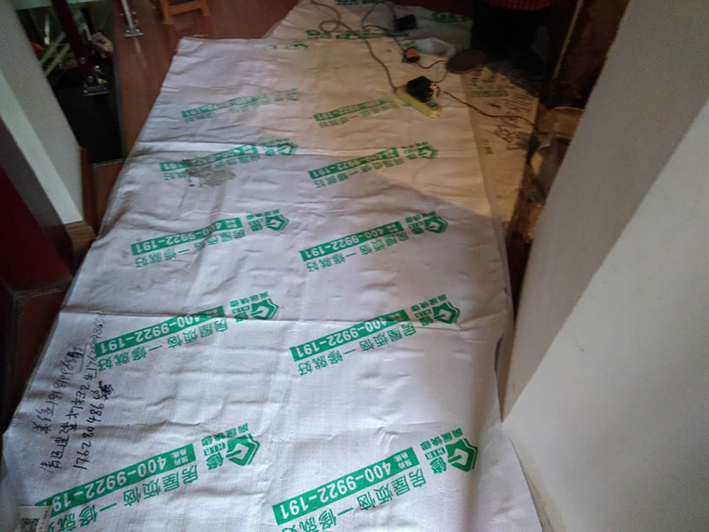 廁所墻面貼瓷磚：廁所貼瓷磚：首先應(yīng)除去基層表面的污垢，油漬，浮灰;除去基層上所有涂料層，膩?zhàn)訉?如果基層未能達(dá)到平整度要求，需對(duì)基層進(jìn)行預(yù)先的找平處理；鋪貼瓷磚前需事先找好垂直線，以此為基準(zhǔn)鋪貼的瓷磚高低均勻、垂直美觀；應(yīng)對(duì)瓷磚的色彩、紋理、表面平整等進(jìn)行嚴(yán)格的挑選，然后按照?qǐng)D紙要求預(yù)鋪，調(diào)制粘結(jié)劑；然后將調(diào)制好的漿料均勻地抹在瓷磚背面，要求漿料飽滿，瓷磚平整地鋪貼在基層上，使用橡膠錘將瓷磚拍實(shí)鋪平；最后瓷磚鋪貼結(jié)束后24小時(shí)，可進(jìn)行嵌縫施工，嵌縫后用浸濕的織物清理多余的嵌縫劑，保持瓷磚表面清潔。