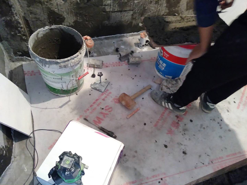 廁所墻面貼瓷磚：廁所貼瓷磚：首先應(yīng)除去基層表面的污垢，油漬，浮灰;除去基層上所有涂料層，膩?zhàn)訉?如果基層未能達(dá)到平整度要求，需對(duì)基層進(jìn)行預(yù)先的找平處理；鋪貼瓷磚前需事先找好垂直線，以此為基準(zhǔn)鋪貼的瓷磚高低均勻、垂直美觀；應(yīng)對(duì)瓷磚的色彩、紋理、表面平整等進(jìn)行嚴(yán)格的挑選，然后按照?qǐng)D紙要求預(yù)鋪，調(diào)制粘結(jié)劑；然后將調(diào)制好的漿料均勻地抹在瓷磚背面，要求漿料飽滿，瓷磚平整地鋪貼在基層上，使用橡膠錘將瓷磚拍實(shí)鋪平；最后瓷磚鋪貼結(jié)束后24小時(shí)，可進(jìn)行嵌縫施工，嵌縫后用浸濕的織物清理多余的嵌縫劑，保持瓷磚表面清潔。